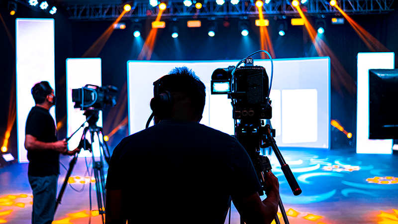 Studio televisivo con operatori e videocamere